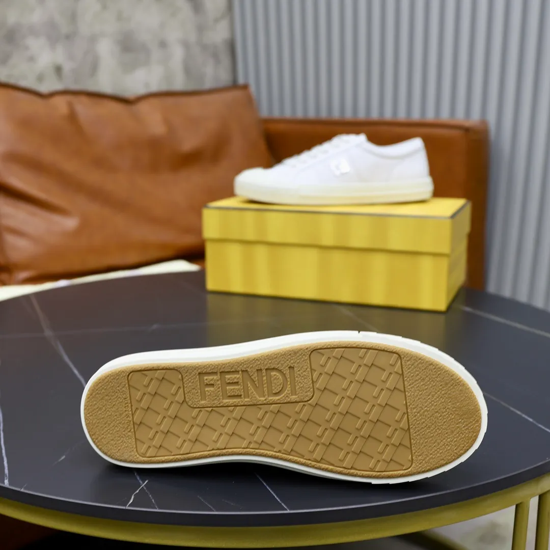 Factory price: 580💰Original order (couple model) Brand: FENDI Fendi🙅‍♂️🙅‍♂️🙅‍♂️ Size: Female 35–40, Male 39-44 (45 can be customized) Grade: Official website genuine Material: Imported original cowhide upper Original comfortable lining TPU wear-resistant lightweight outsole Style category: Loafers New trendy shoes color: actual picture color